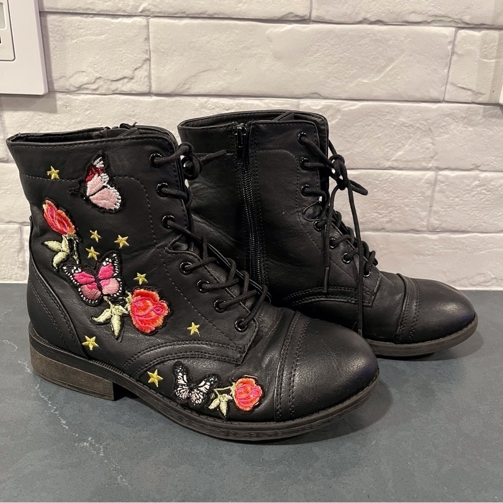 Steve Madden Y5 roaring black vegan floral embroidered combat boots